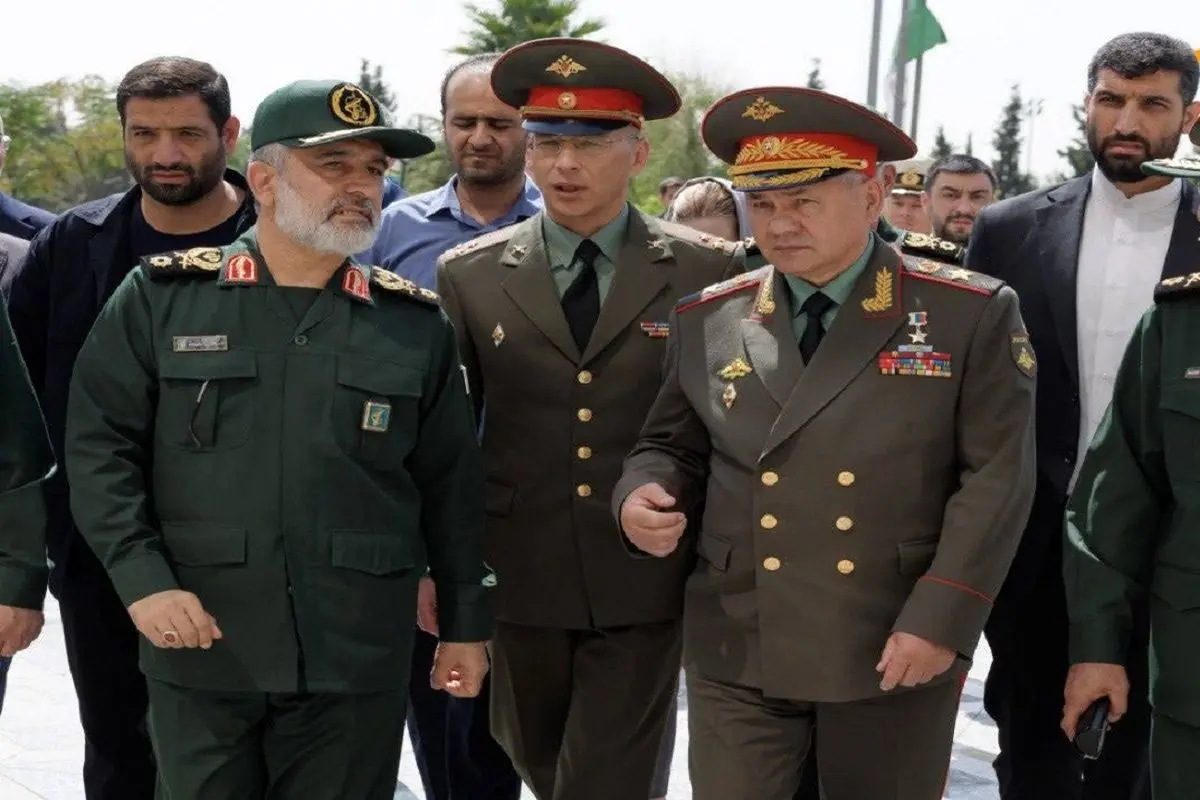 وزیر دفاع روسیه از پهپادها و سامانه های پدافند هوایی ایران در نمایشگاه تهران بازدید کرد+ عکس