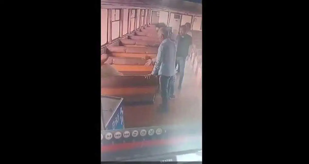 آتش زدن موی سر یک مرد در ملأ عام+ فیلم