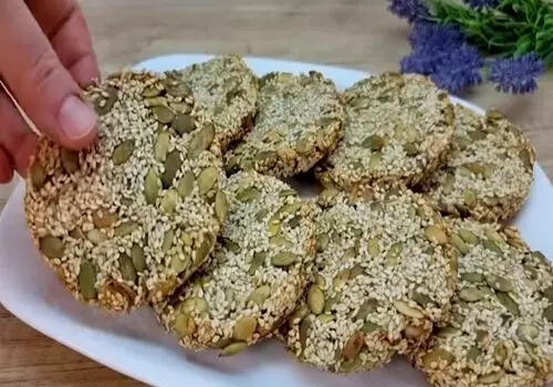 طرز تهیه متفاوت ترین شیرینی کنجدی با ذغال اخته+ فیلم / پخت شیرینی کنجدی سریع و ساده فقط در ۱۵ دقیقه