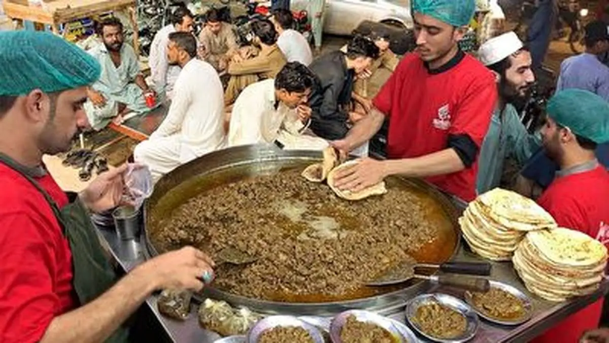 مهارت جالب آشپز هندی در آماده کردن یک غذای محلی در روغن داغ+ فیلم