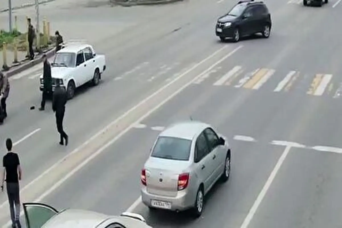 اقدام عجیب مرد جوان پس از توقف راننده روی خط عابرپیاده+ فیلم