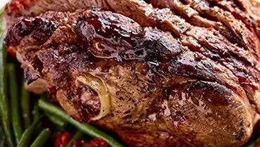 آشپزی دلچسب گوشت روی موتور خودرو+ فیلم