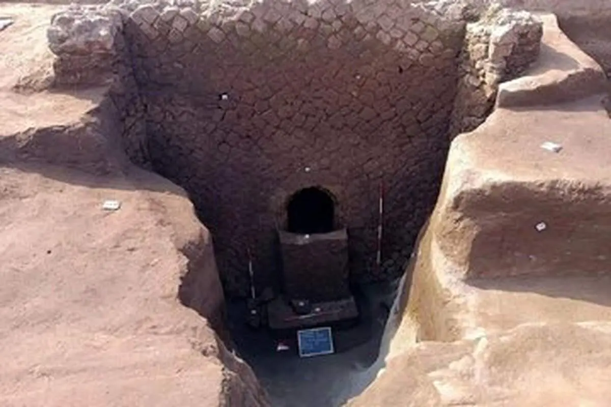 کشف مقبره‌ای با نقاشی «سگ جهنم» در پروژه انتقال آب+ عکس