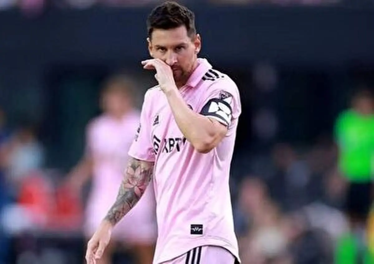 پرتاب آب دهان به سمت «مسی» توسط بازیکن پاراگوئه!+ فیلم