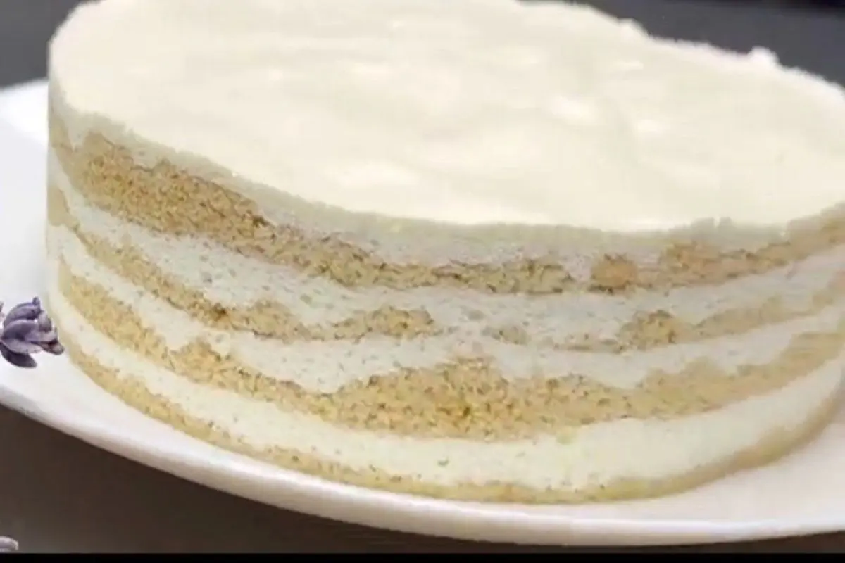 این کیک خامه ای نیازی به ارد، تخم مرغ و روغن ندارد + فیلم