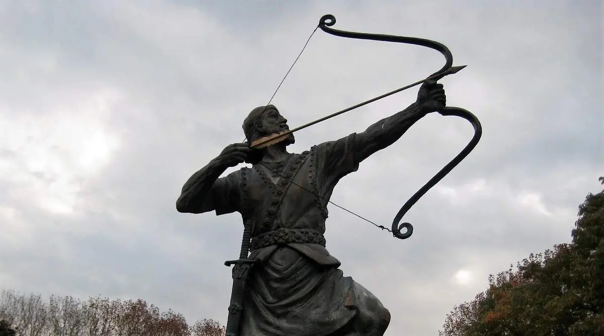 نصب مجسمه آرش کمانگیر در میدان ونک