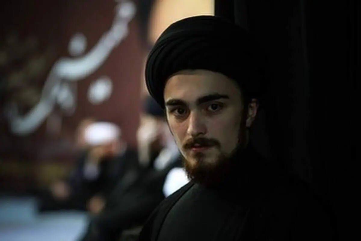 پوشش متفاوت سید احمد خمینی در یک مراسم+ عکس