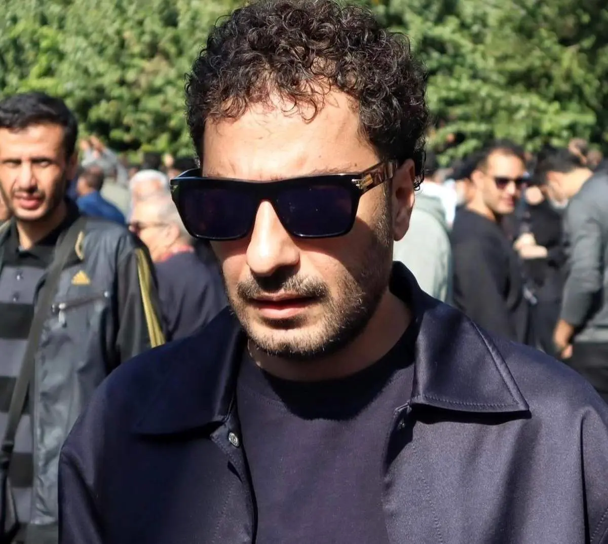 تصاویر جنجالی از بادیگارد نوید محمدزاده در مراسم خاکسپاری مهرجویی