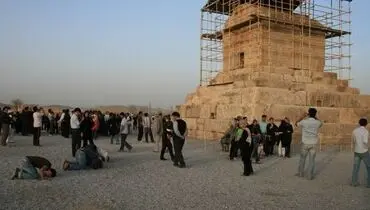 سجده بر آرامگاه کوروش هخامنشی! + عکس