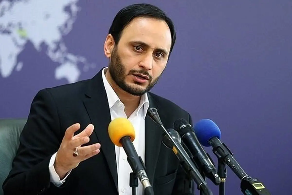 اقدام تعجببرانگیز سخنگوی دولت؛ نماد دولت آمریکا بالاتر از پرچم و نماد دولت ایران!+ عکس