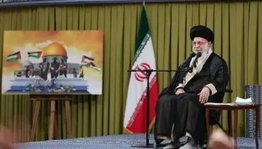 ۲ تابلوی متفاوت در محل سخنرانی رهبری+ عکس
