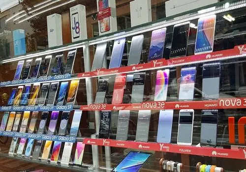 بلایی که گرانی بر سر بازار تلفن همراه آورده + فیلم