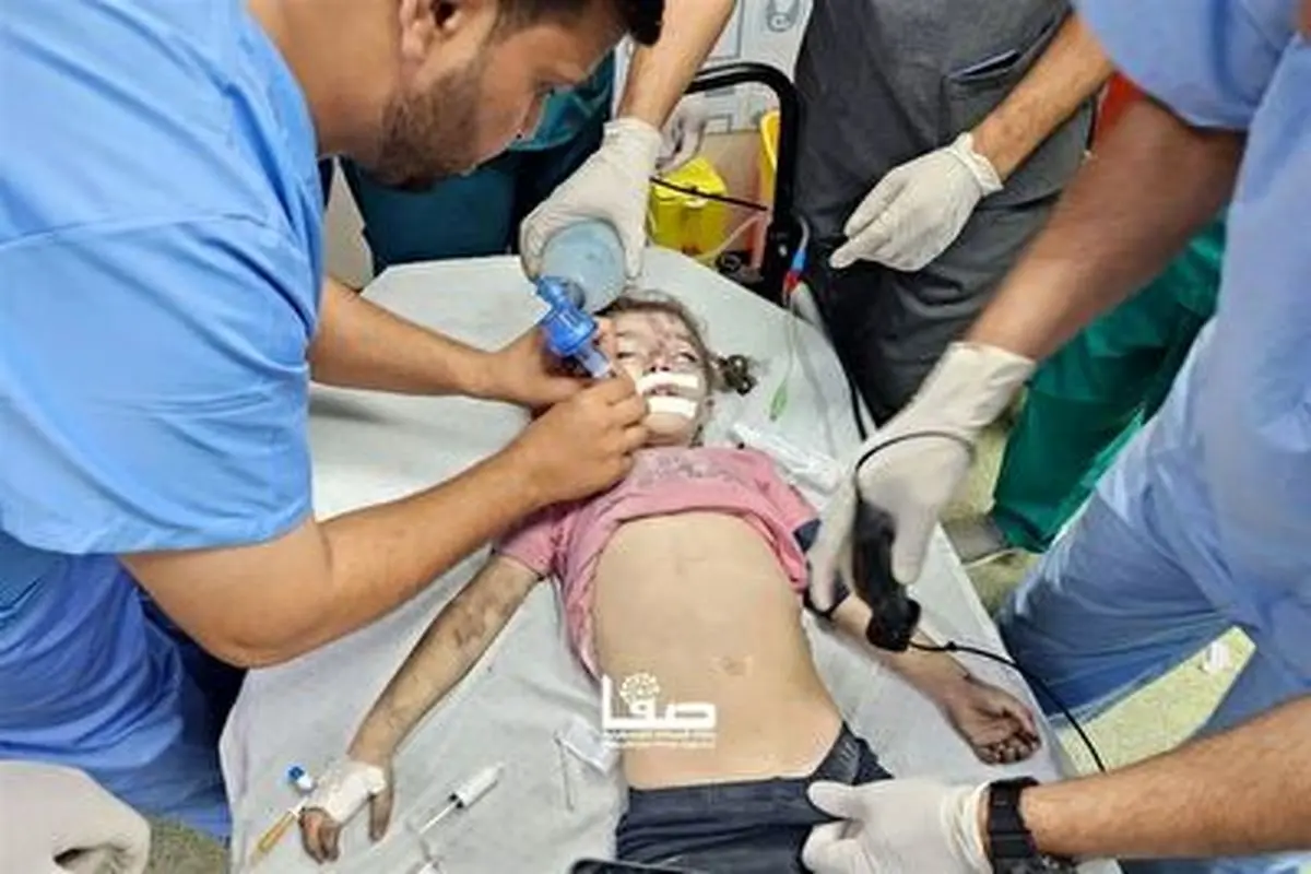 جراحی بیماران فلسطینی با نور چراغ قوه موبایل+ فیلم