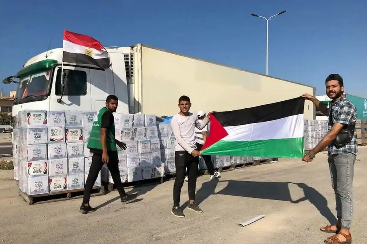 کامیونهای حاوی کمک های بشر دوستانه وارد غزه می شوند