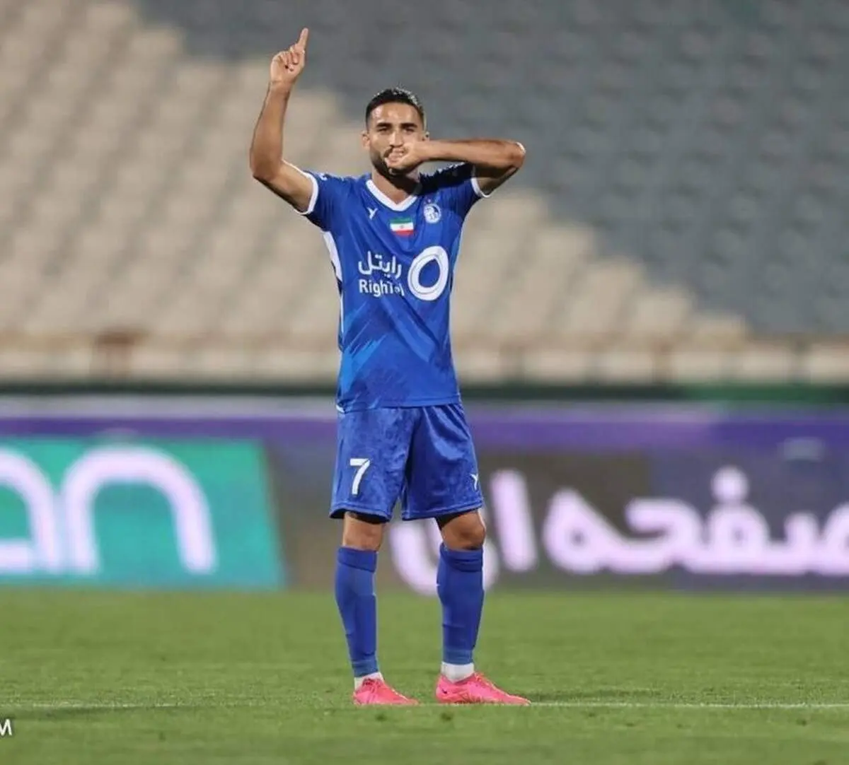 بمب نقل و انتقالات استقلال در حال انفجار