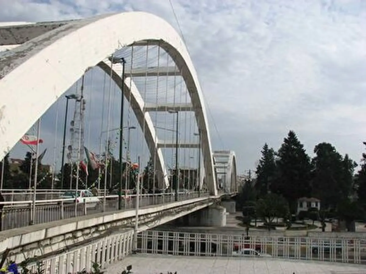 اقدام به خودکشی این دختر جوان از روی پل خبرساز شد+فیلم