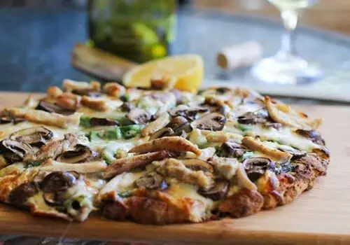 طرز تهیه پیتزای خانگی در تابه/ نان پیتزا را با این ترفند درست کن+ فیلم