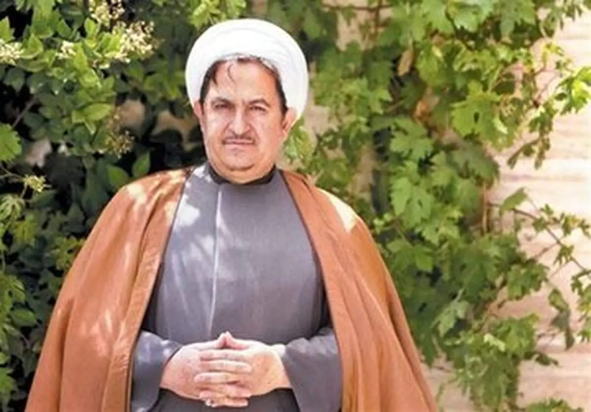مصافحه پدر روح الله زم با فرزند رهبر انقلاب در یک مراسم+ عکس