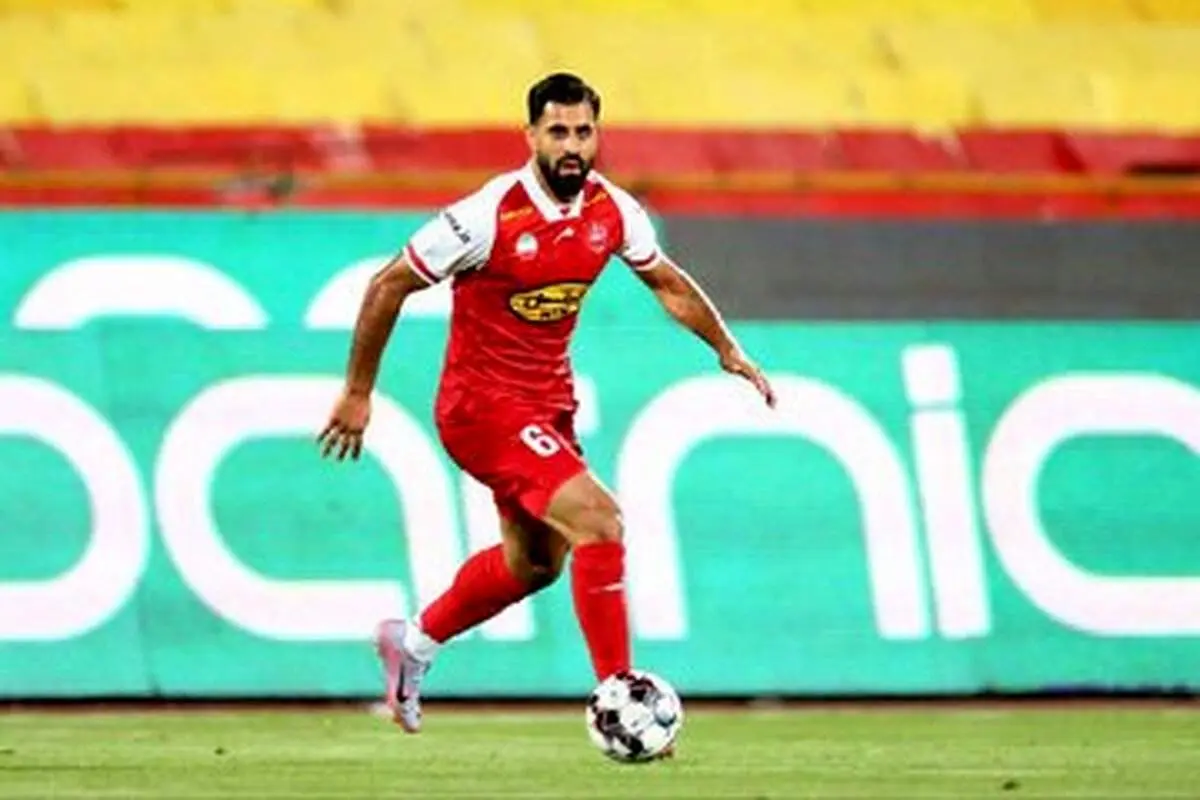 تشویق جنجالی مدافع ۱۰۰ میلیاردی پرسپولیس توسط هواداران!