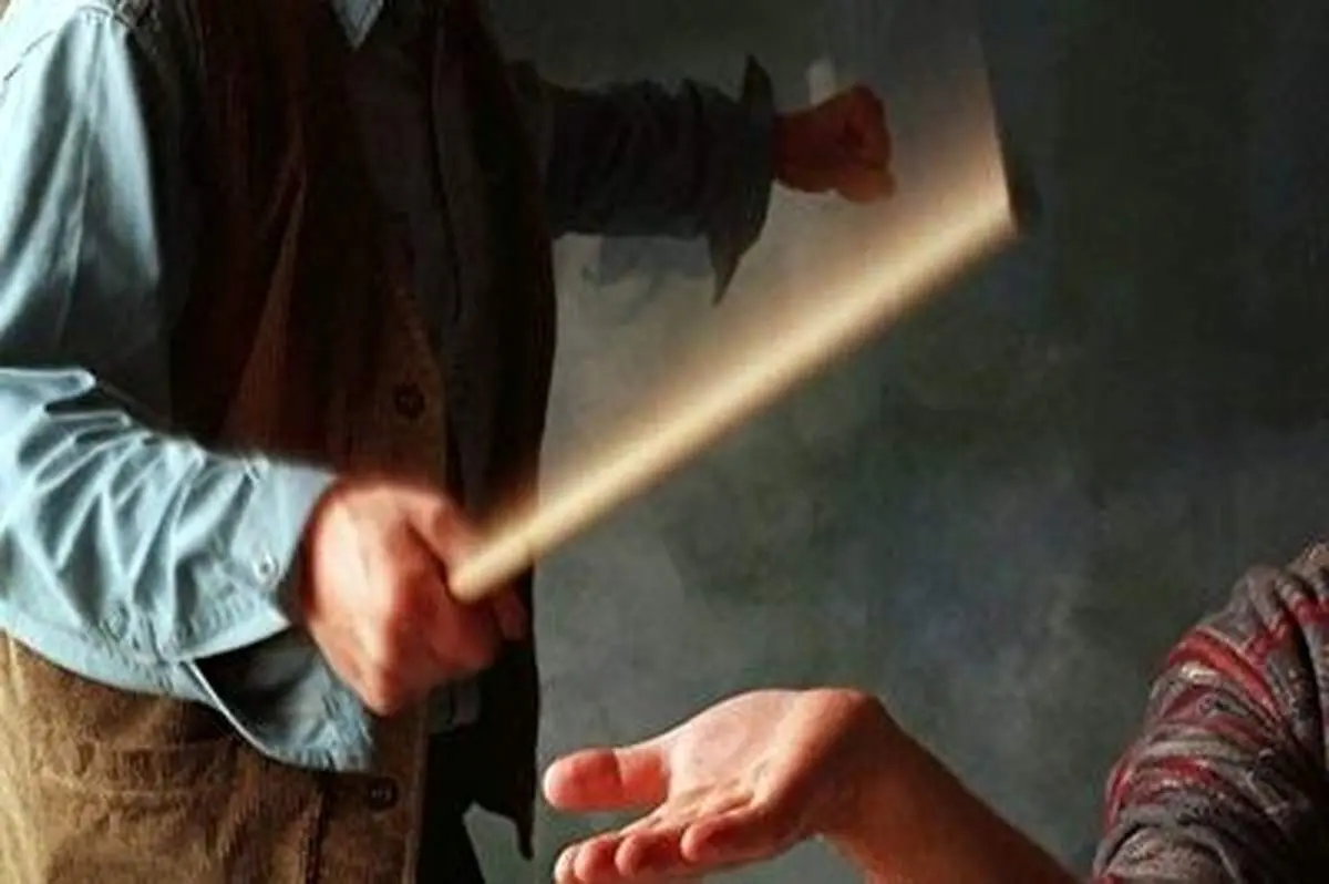 تنبیه وحشیانه یک دانش آموز ابتدایی توسط مدیر مدرسه در کنارک+ فیلم