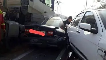 زیر گرفتن ۱۲ خودروی سواری توسط تریلی در یکی از بزرگراه های تهران!+ عکس