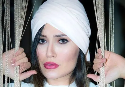 عکس بازیگر زن بر سر مزار ماه‌چهره خلیلی در لندن