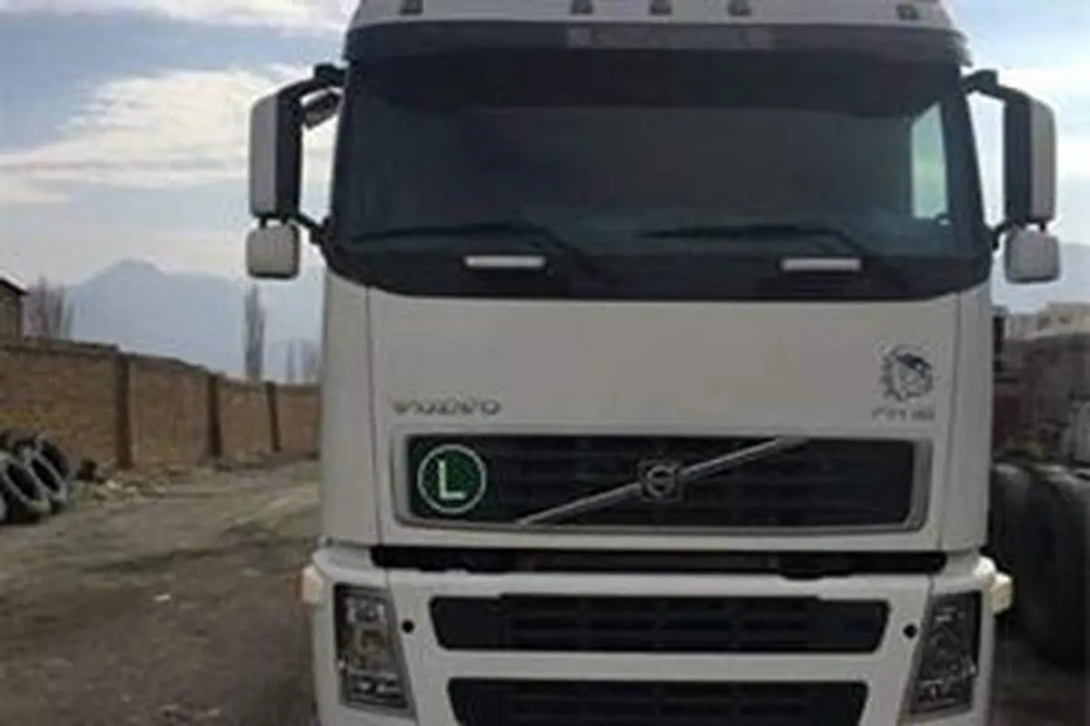 تصویری عجیب از ورود تریلی به خانه مسکونی!
