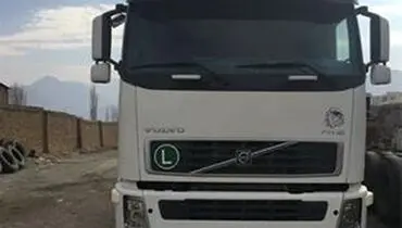 تصویری عجیب از ورود تریلی به خانه مسکونی!