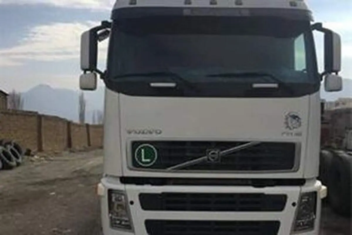 تصویری عجیب از ورود تریلی به خانه مسکونی!