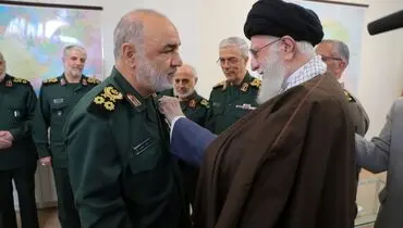 اعطای نشان فتح به فرماندهان کل ارتش و سپاه