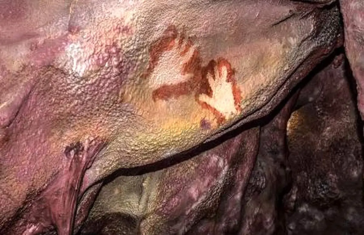 رد دست‌های ۶۴ هزار ساله بر دیوار غار؛ میراثی از انسان‌های نخستین+ عکس