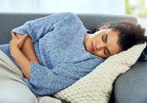 علائم شکمی در زنان؛ ۵ دردی که نباید نادیده گرفته شوند

