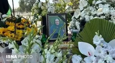 گریه‌های یواشکی همسر زویا امامی در مراسم خاکسپاری/عکس و فیلم 