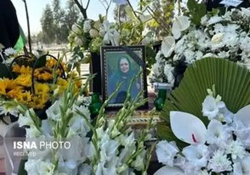 گریه‌های یواشکی همسر زویا امامی در مراسم خاکسپاری/عکس و فیلم 