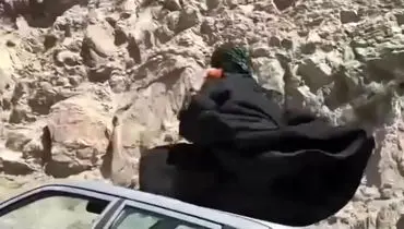 حرکات عجیب زن چادری روی سقف پراید در وسط جاده + فیلم