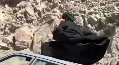 حرکات عجیب زن چادری روی سقف پراید در وسط جاده + فیلم