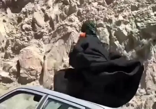 حرکات عجیب زن چادری روی سقف پراید در وسط جاده + فیلم