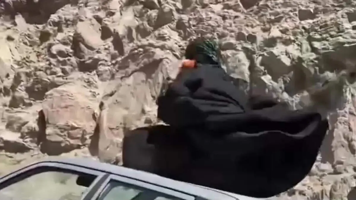 حرکات عجیب زن چادری روی سقف پراید در وسط جاده + فیلم