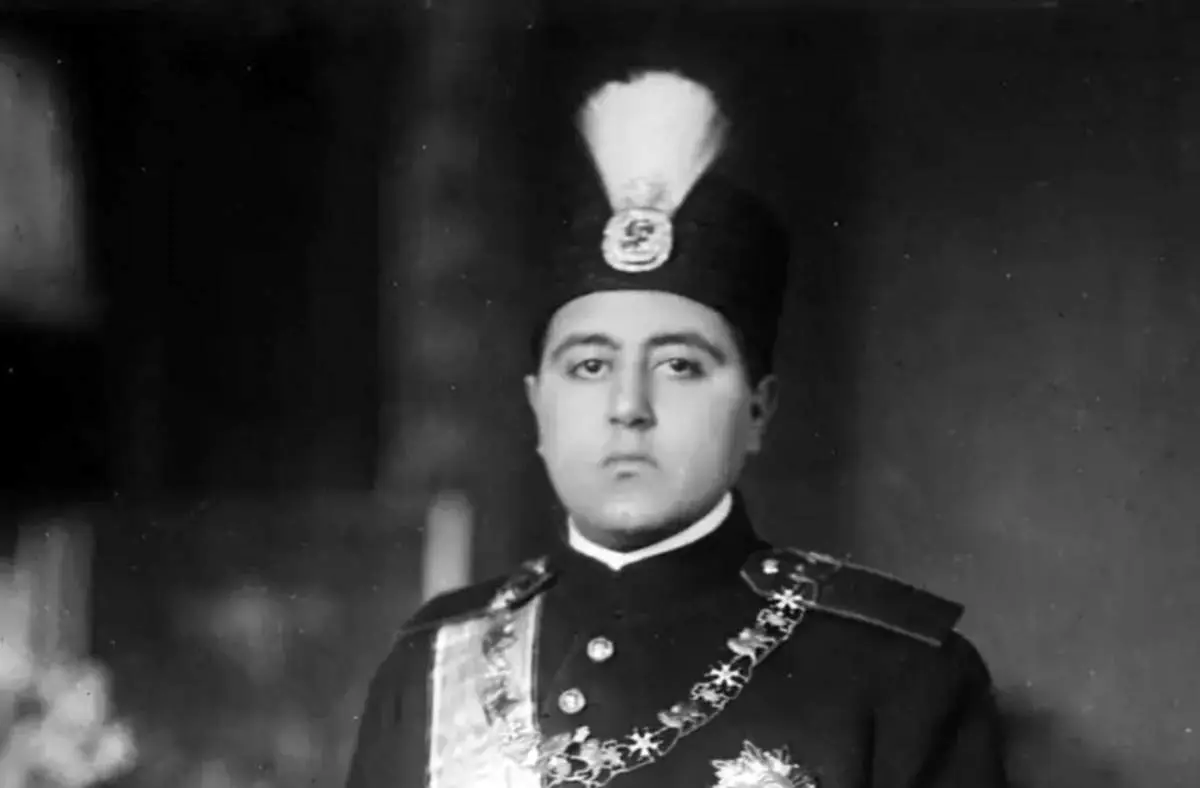  «احمدشاه» هنگام جلوس بر تخت مرمر در کاخ گلستان