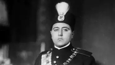  «احمدشاه» هنگام جلوس بر تخت مرمر در کاخ گلستان