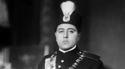  «احمدشاه» هنگام جلوس بر تخت مرمر در کاخ گلستان