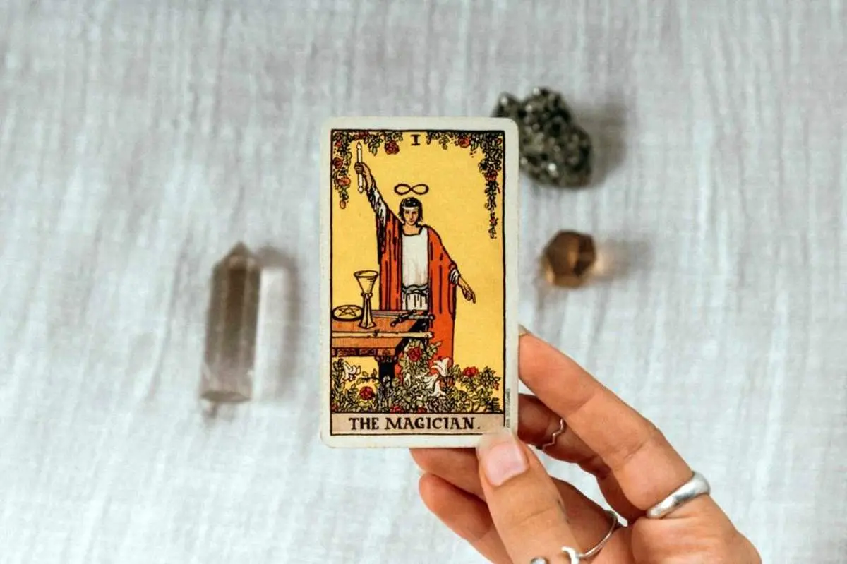 فال روزانه تاروت کبیر؛ پیشگویی آینده با فال تاروت شنبه 4 بهمن 1404