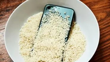 با موبایلی که در آب افتاده است چه کنیم؟/ آیا استفاده از برنج پاسخگو است؟
