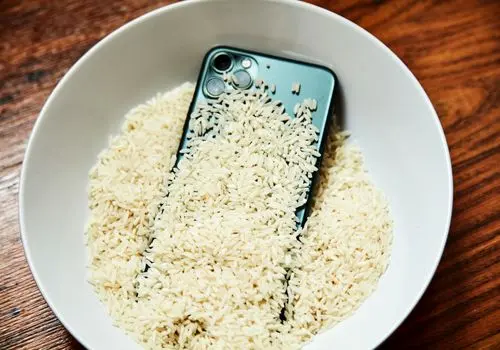 با موبایلی که در آب افتاده است چه کنیم؟/ آیا استفاده از برنج پاسخگو است؟