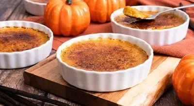 عصرونه: دسر پاییزی مجلل؛ کرم بروله کدو حلوایی، یک تجربه دل‌چسب