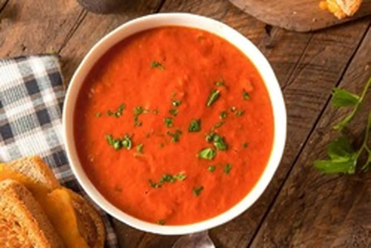 طرز تهیه سوپ گوجه رست ‌شده و ریحان مجلسی