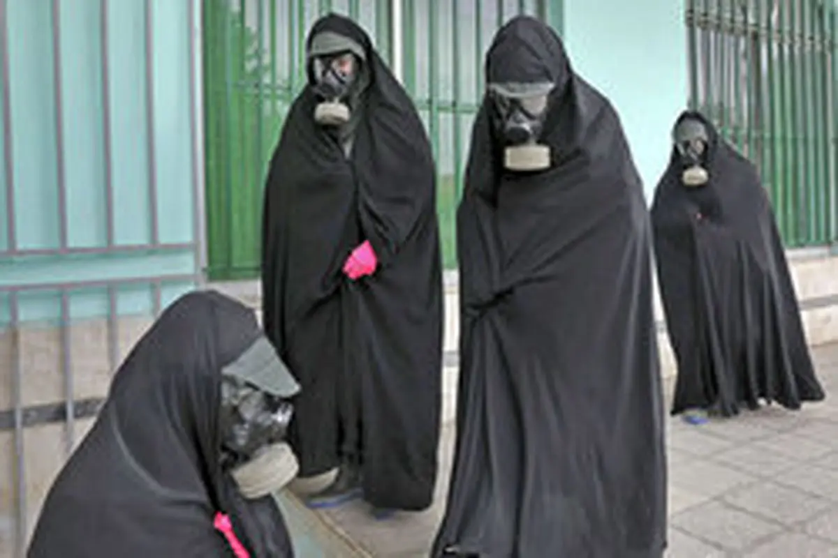 تدفین جنازه یک قربانی کرونا با ماسک شیمیایی+ عکس