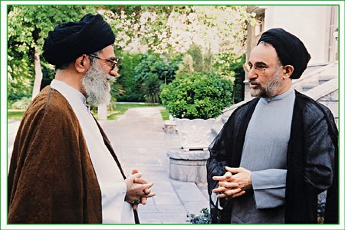 عکس: آیت الله خامنه ای و حجت الاسلام محمد خاتمی در حال گفتگو