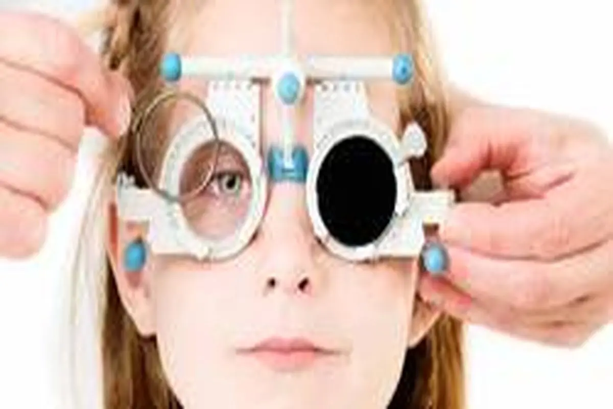 علائم دور بینی چشم چیست؟ + روش درمان
