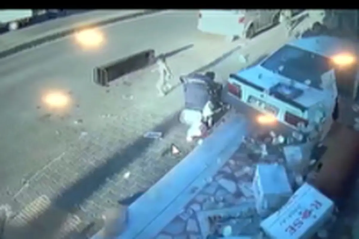 سه زخمی در حادثه ورود خودرو به فروشگاه در ترکیه + فیلم